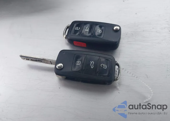 3VW517AT0HM807032: 44144397