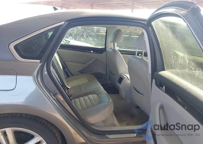 1VWCN7A3XEC004642: 44152601