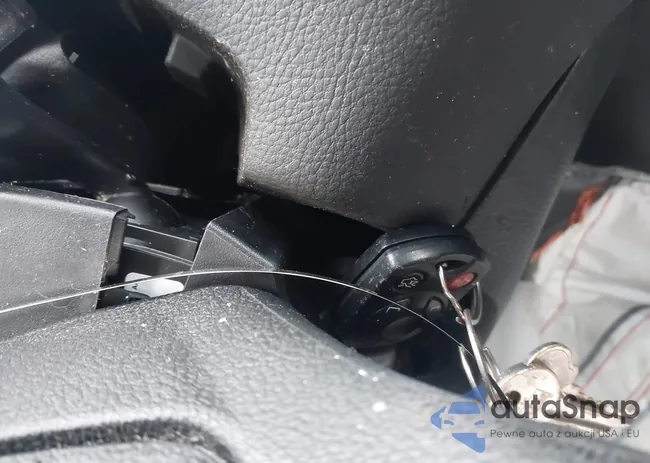 1FADP3E21JL276430: 44152763