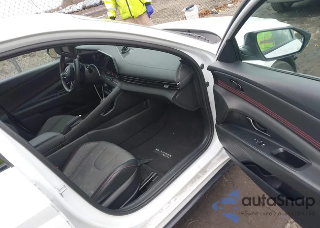 KMHLR4AF1PU627561: 44152812