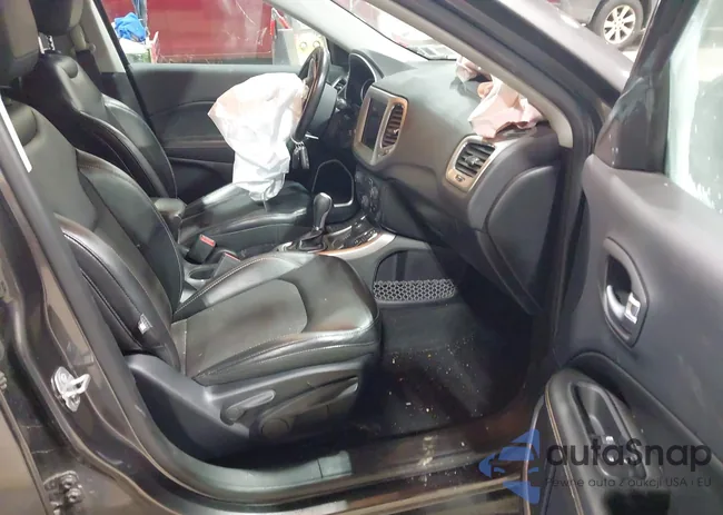 3C4NJDBB4JT402164: 44159651