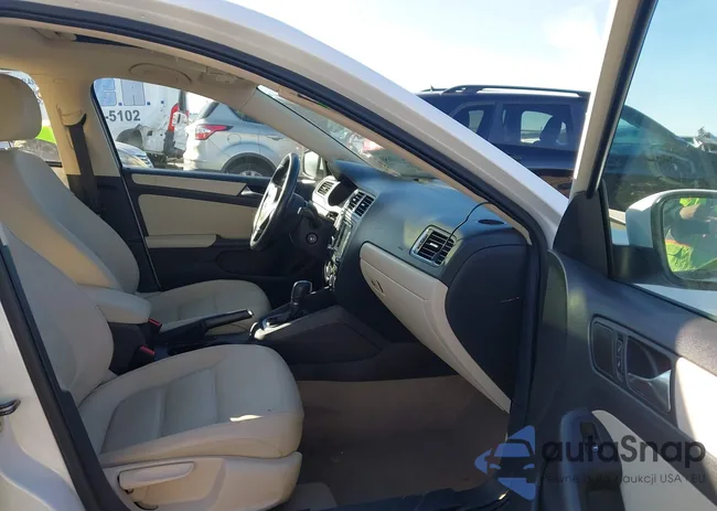 3VWDZ7AJ0BM004098: 44160650