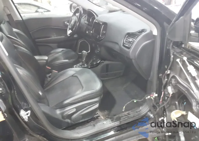 3C4NJDBB6KT768564: 44163291