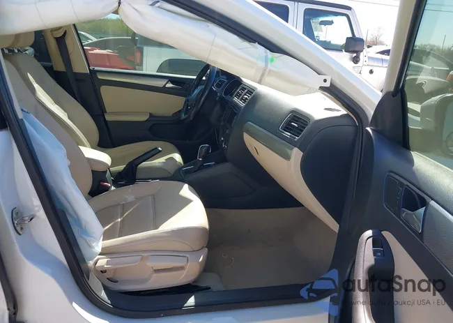 3VWD07AJ5FM338420: 44164548