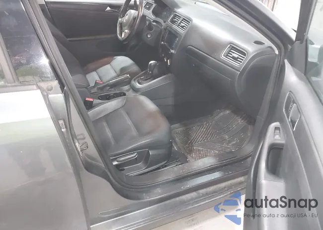 3VWDZ7AJ8BM321837: 44168275