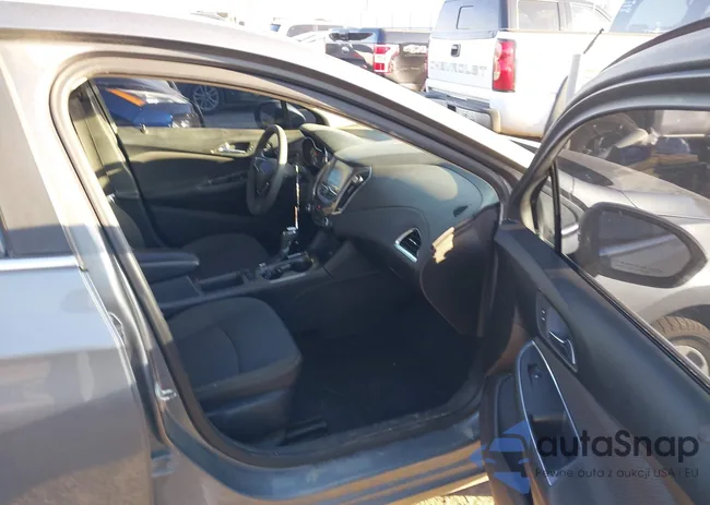 1G1BE5SM3J7141959: 44170513