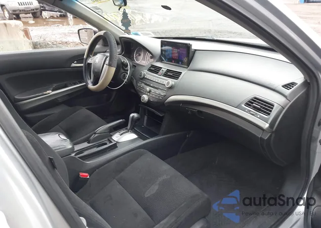 1HGCP2F7XAA166242: 44173726