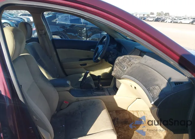 1HGCP2E37BA095582: 44174685