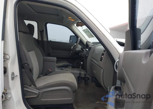 1D8GT28KX8W211143: 44175042