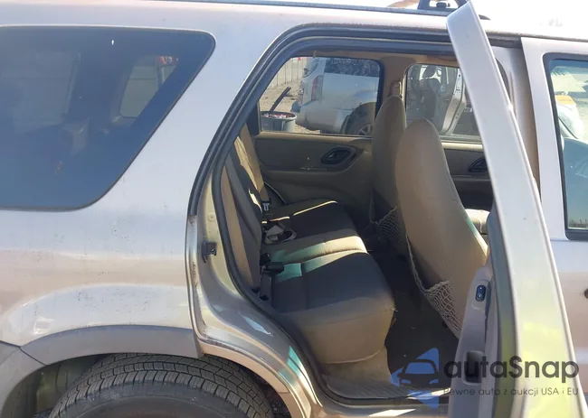 1FMYU04141KA93875: 44179054