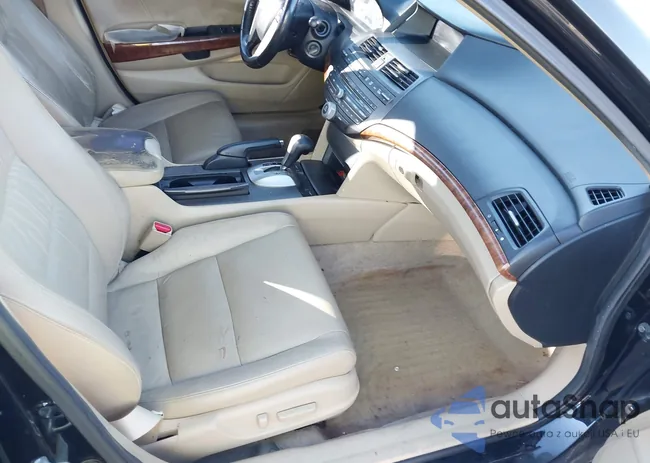 1HGCP2F82BA013221: 44181877