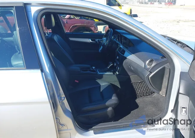 WDDGF4HB2CR235046: 44183786