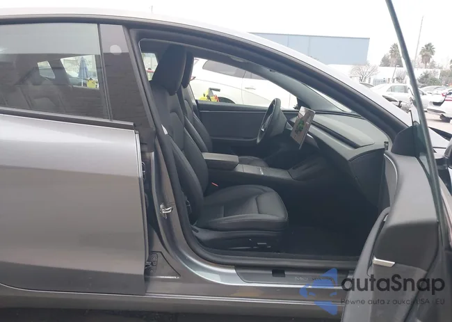 5YJ3E1EA3RF858681: 44186616