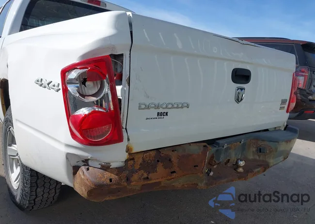 1D3HW38N58S590741: 44186870