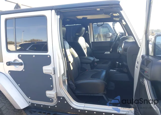 1C4BJWFG7CL281844: 44193751