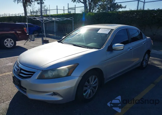 1HGCP3F8XBA008807: 44196835