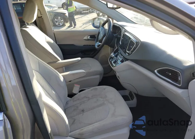 2C4RC1H73JR126947: 44197407