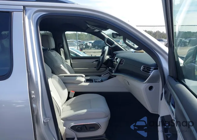 1C4SJVBP9SS528575: 44200935