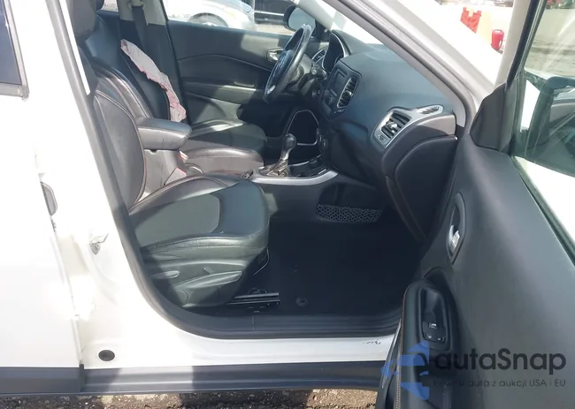 3C4NJDBB4JT479004: 44202677