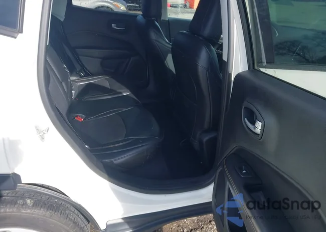 3C4NJDBB4JT479004: 44202677