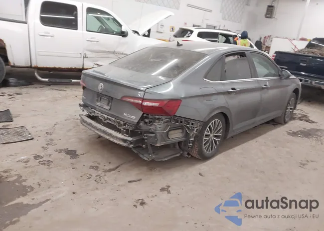 3VWCB7BUXLM042335: 44211414