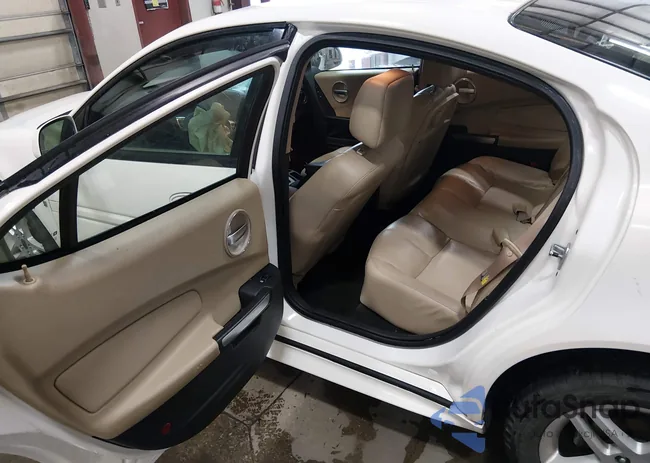 2G2WR584561176550: 44216095