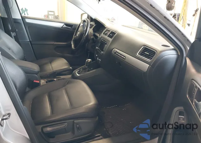 3VWD17AJXEM418906: 44226641