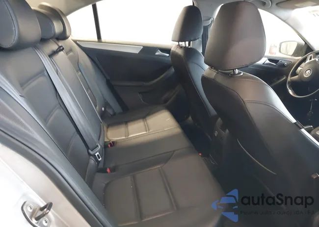 3VWD17AJXEM418906: 44226641