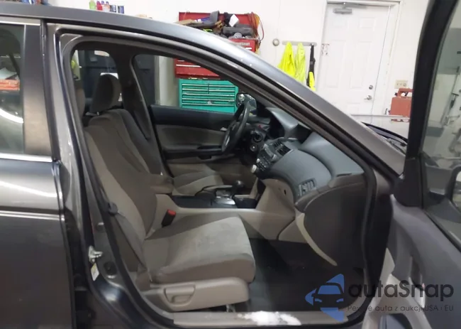 1HGCP2F46AA060179: 44229375