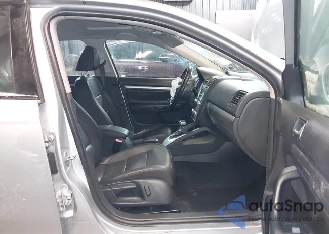 3VWRZ7AJ8AM130424: 44229694