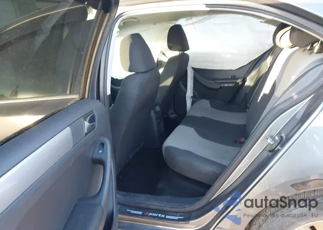 3VW2B7AJ3HM310037: 44231658