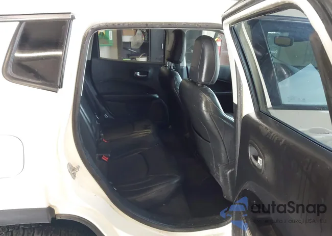 3C4NJDBB3JT493038: 44233818