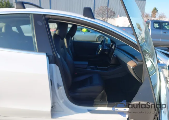 5YJ3E1EB9JF106531: 44237813