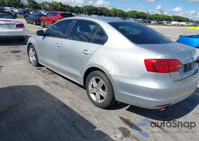 3VWD17AJ1EM227472: 44239270