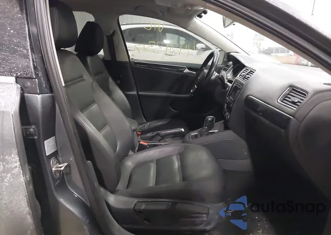 3VWLA7AJ8FM247182: 44243317