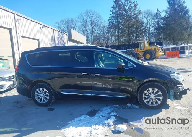 2C4RC1BG2HR832004: 44244953