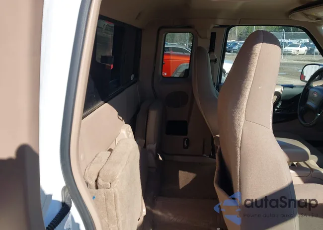 1FTYR44E62PA85619: 44269712