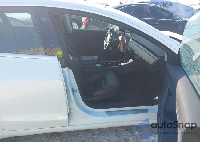 5YJ3E1EB2KF493425: 44270098