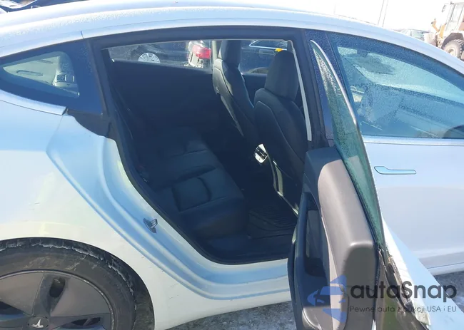 5YJ3E1EB2KF493425: 44270098