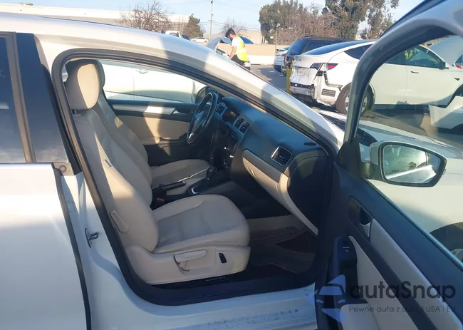 3VWD17AJ7EM410889: 44275312