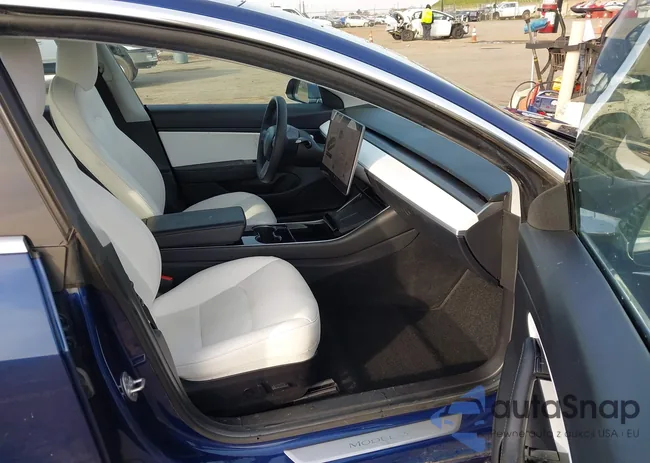 5YJ3E1EB3LF801655: 44277495