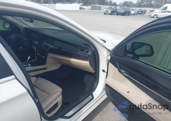 WBAKB4C59BC574080: 44279186