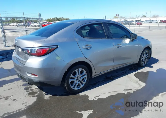 3MYDLBZV2GY114215: 44279341