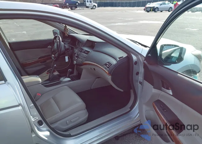 1HGCP2F87BA037059: 44279780