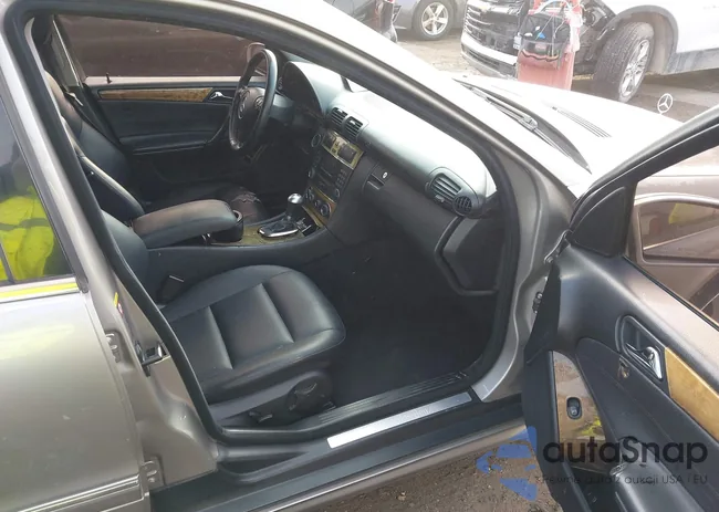 WDBRF52H37E028070: 44285664