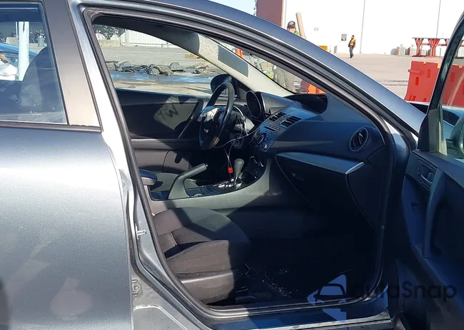 JM1BL1TF9D1746193: 44290833