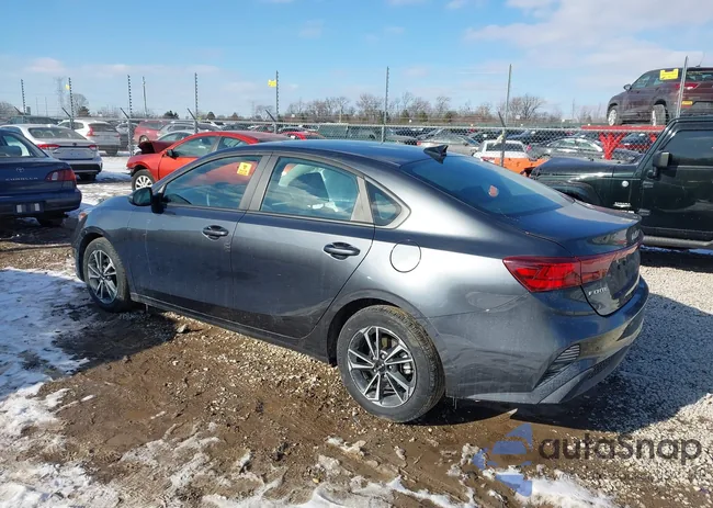 3KPF24AD8RE796076: 44296560