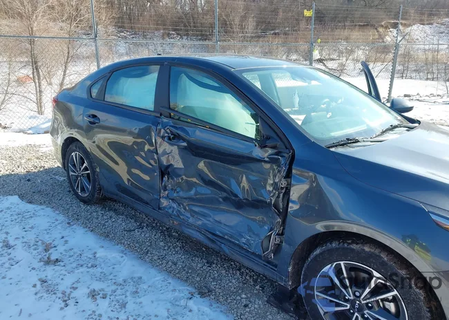 3KPF24AD8RE796076: 44296560