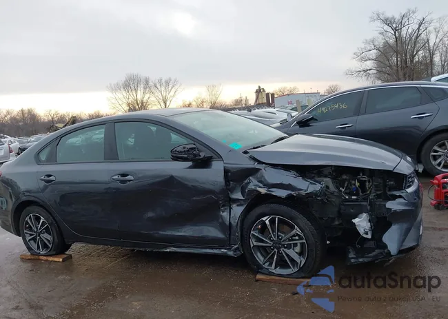 3KPF24AD4RE840414: 44298469