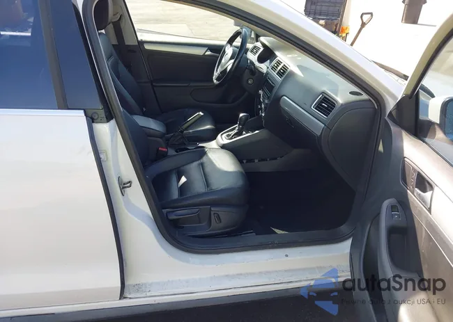 3VWD17AJXEM376172: 44303569